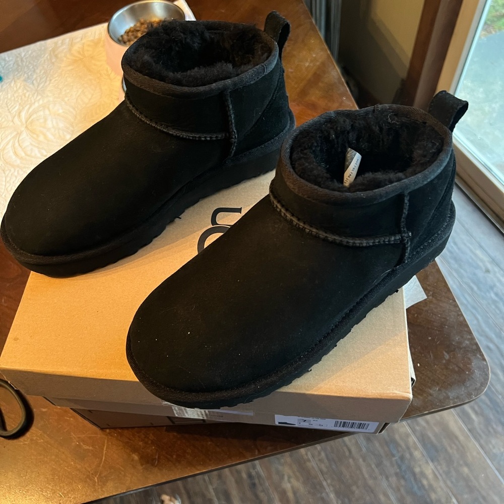 New with tags box UGG Ultra mini- size 7